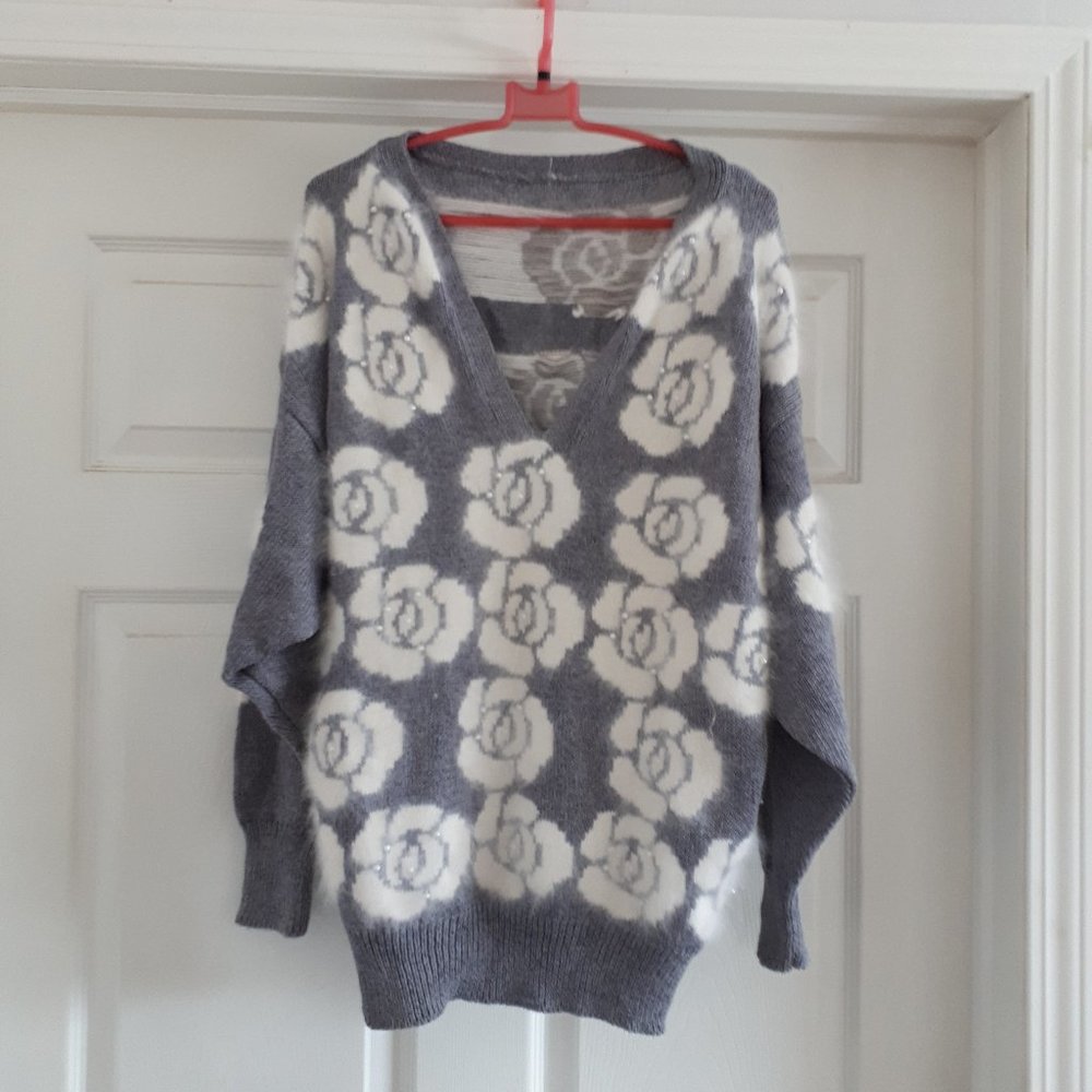 Floral V-Neck Sweater - Gray and White